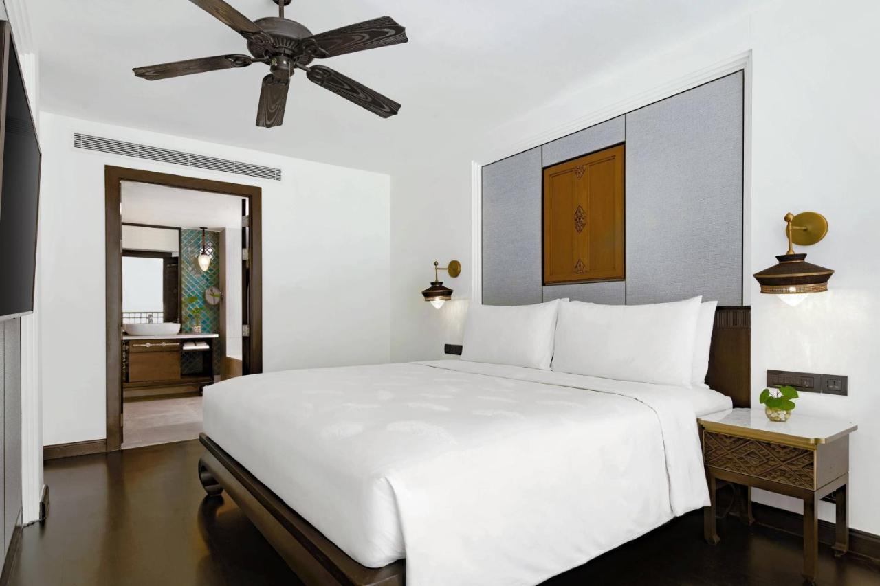 Jw Marriott Khao Lak Resort And Spa Kültér fotó A bedroom at the Taj Bengal
