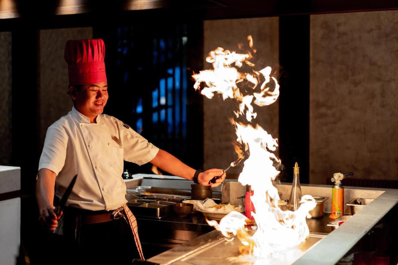 Jw Marriott Khao Lak Resort And Spa Kültér fotó A chef cooking with a flaming wok
