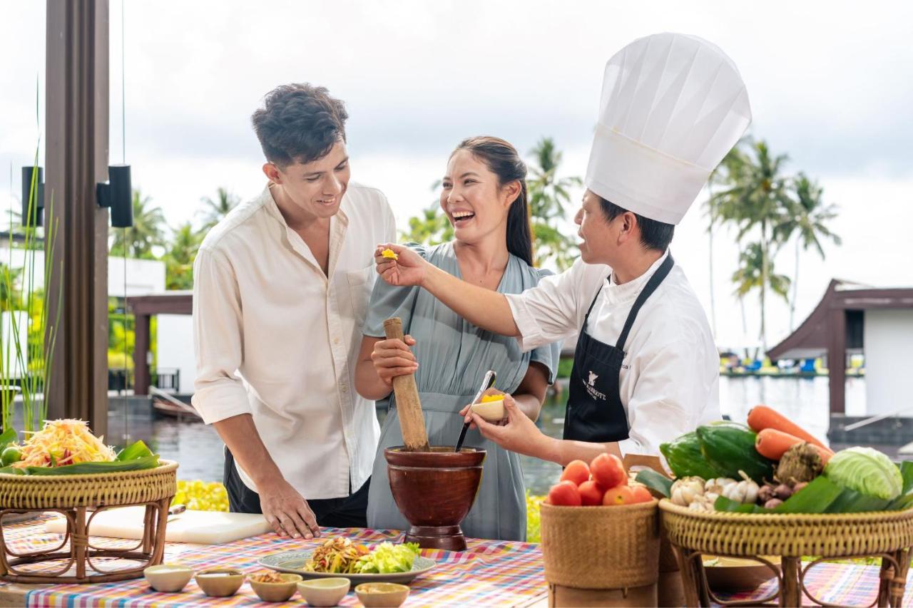 Jw Marriott Khao Lak Resort And Spa Kültér fotó Thai cooking class