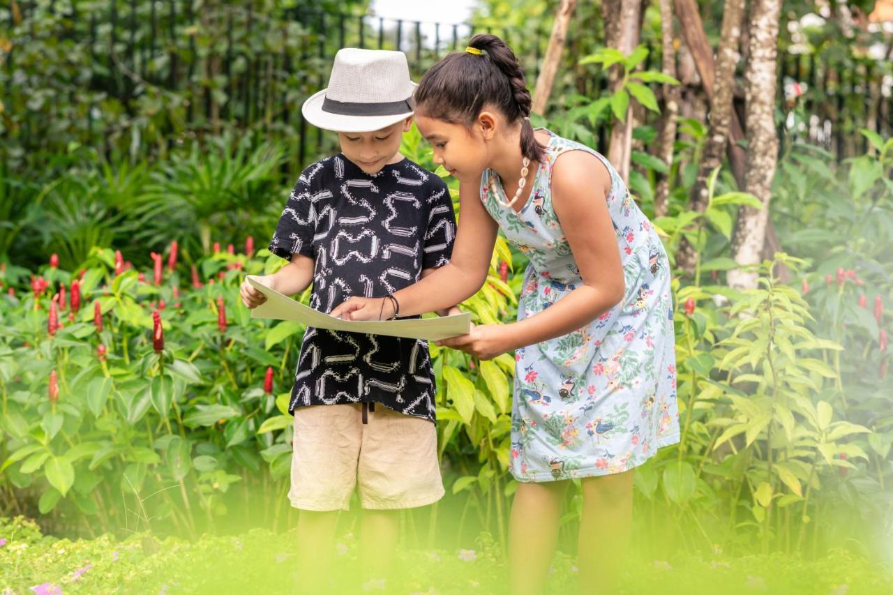 Jw Marriott Khao Lak Resort And Spa Kültér fotó Children at the National Museum of Natural History