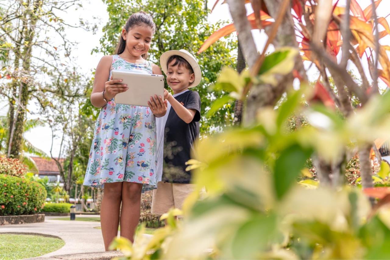 Jw Marriott Khao Lak Resort And Spa Kültér fotó Children using a tablet