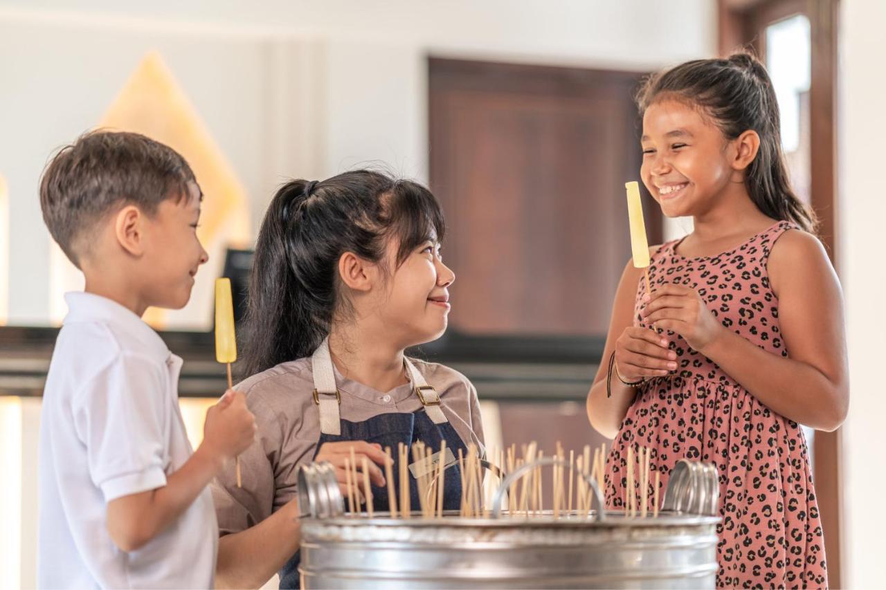 Jw Marriott Khao Lak Resort And Spa Kültér fotó Students at the school