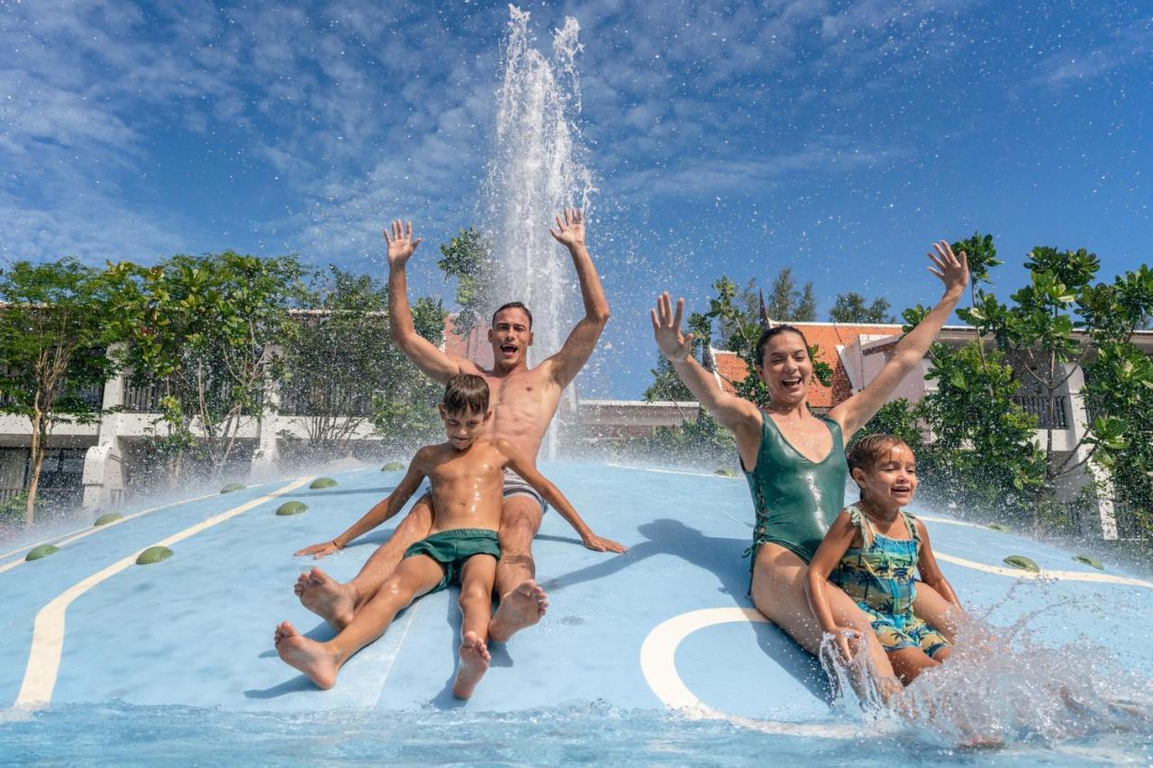 Jw Marriott Khao Lak Resort And Spa Kültér fotó Family at Splash Jungle Water Park