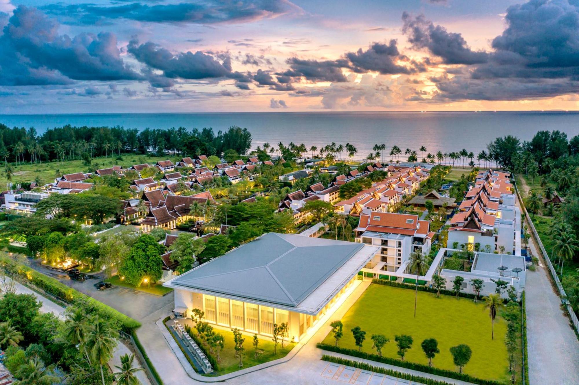 Jw Marriott Khao Lak Resort And Spa Kültér fotó Aerial view of the resort