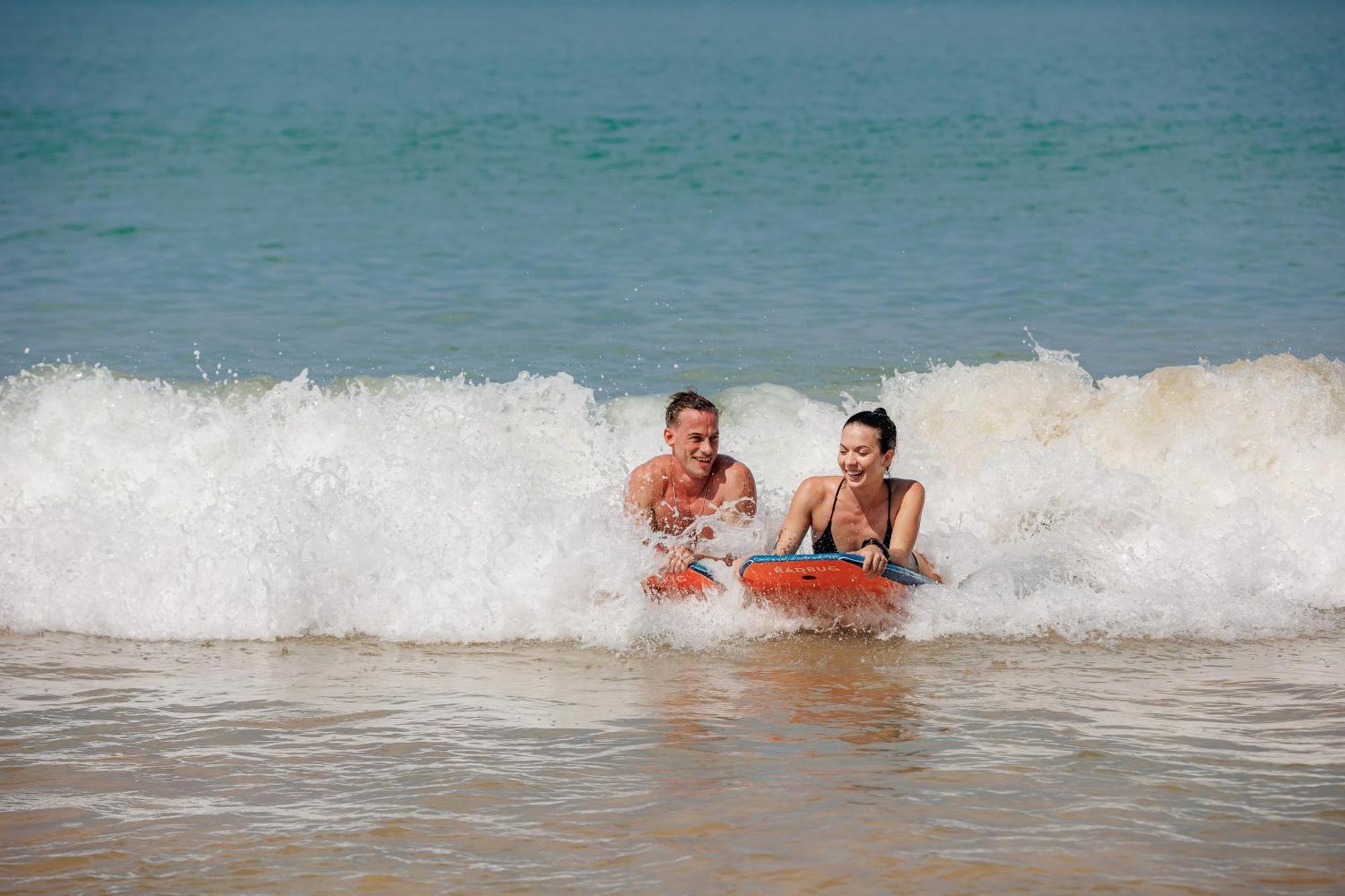 Jw Marriott Khao Lak Resort And Spa Kültér fotó Bodyboarding in the waves