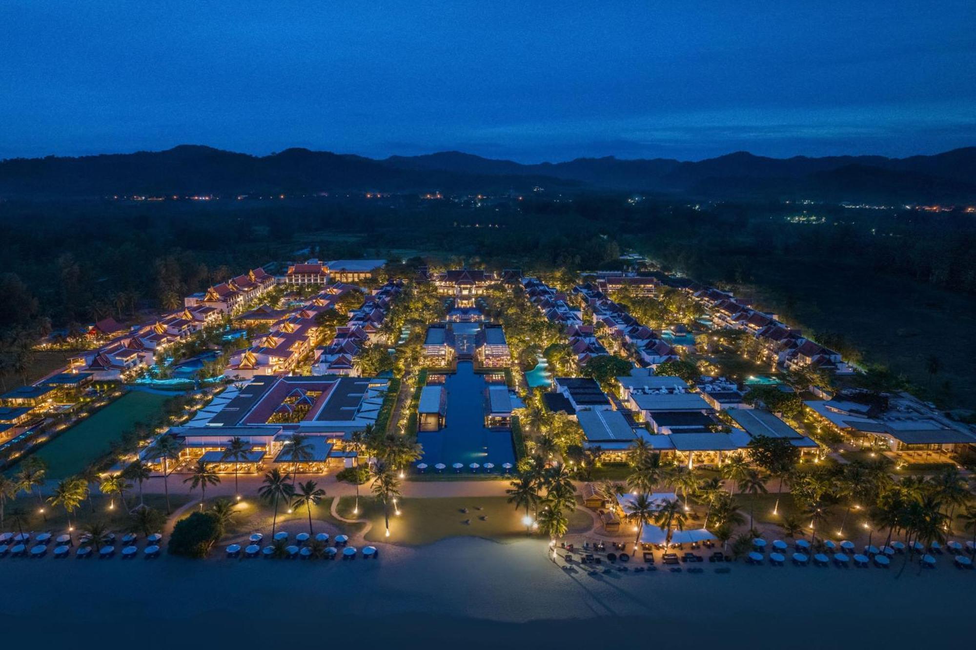 Jw Marriott Khao Lak Resort And Spa Kültér fotó Hua Hin at night