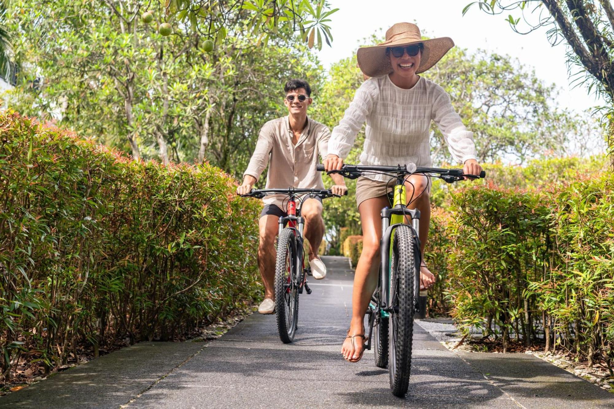 Jw Marriott Khao Lak Resort And Spa Kültér fotó Biking at the Royal Project Park