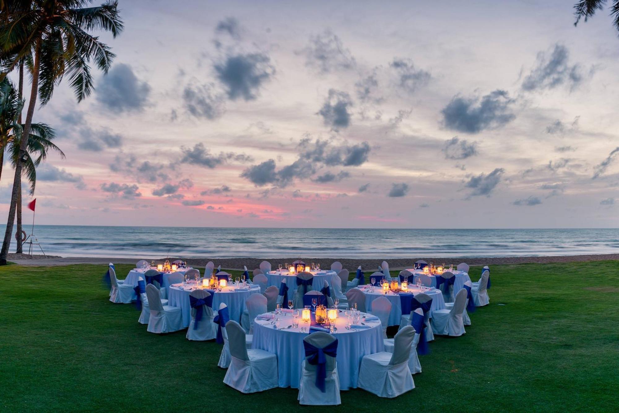 Jw Marriott Khao Lak Resort And Spa Kültér fotó The Beachfront Lawn