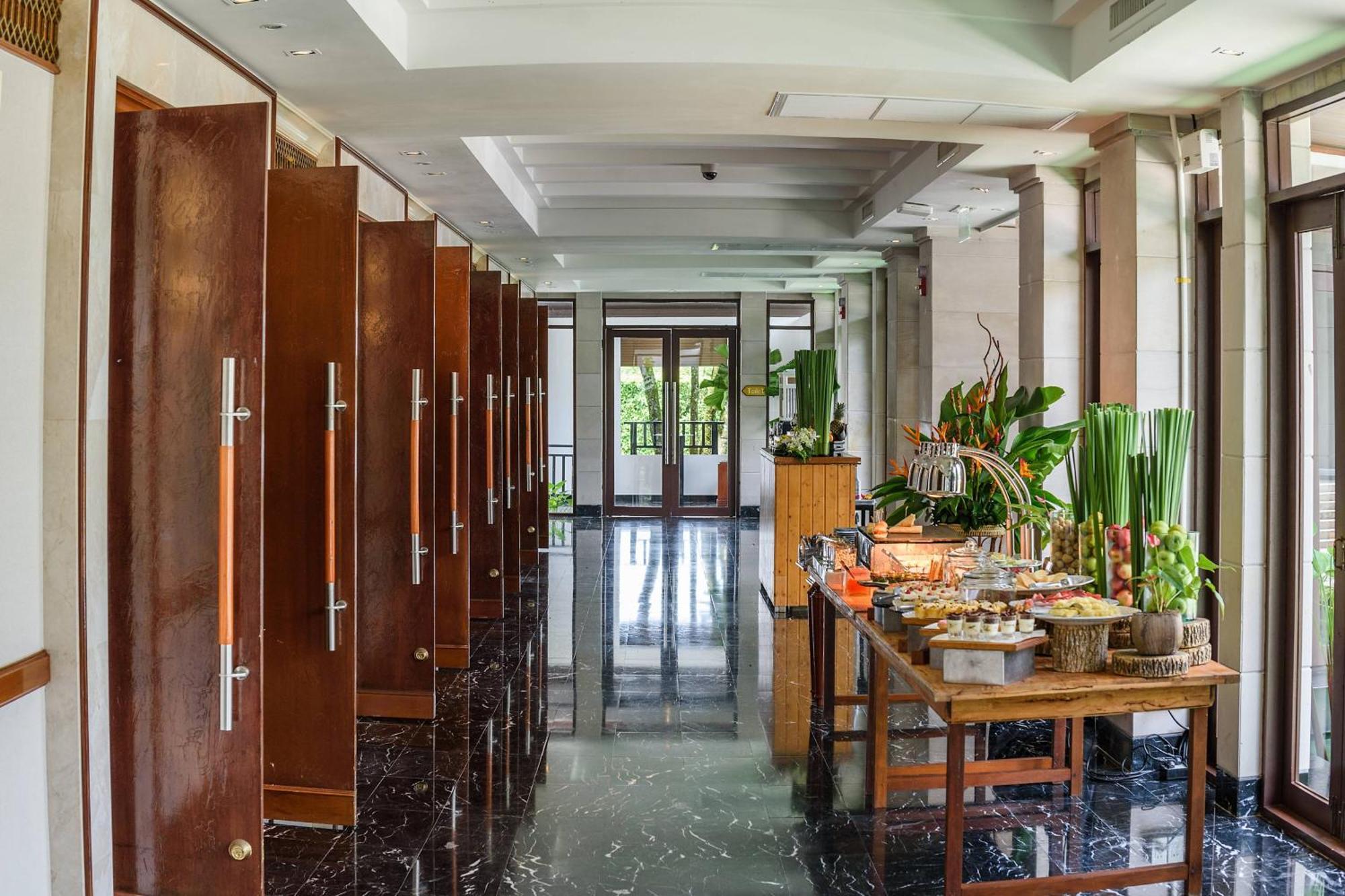 Jw Marriott Khao Lak Resort And Spa Kültér fotó The lobby of the hotel
